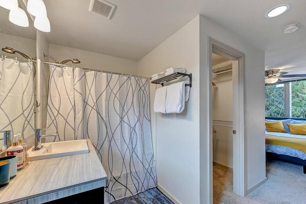 Modern 3 Bedroom Townhouse Just Steps To Alki Holiday home